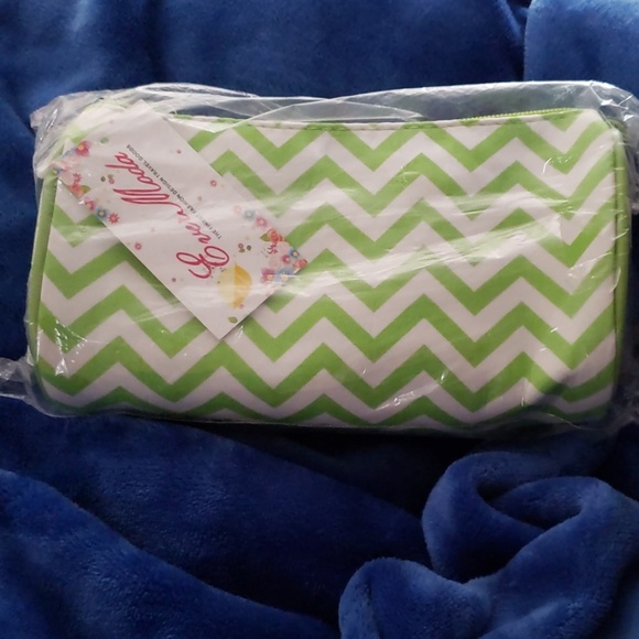 🌴3 For $20 SALE🌴makeup bag green and white - Picture 2 of 3